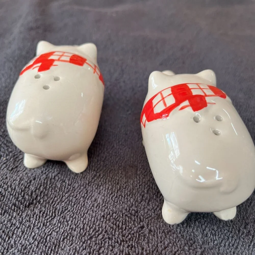 Vintage Pier 1 Pig Salt &‎ Pepper Shakers Wearing Red Checkered Scarves